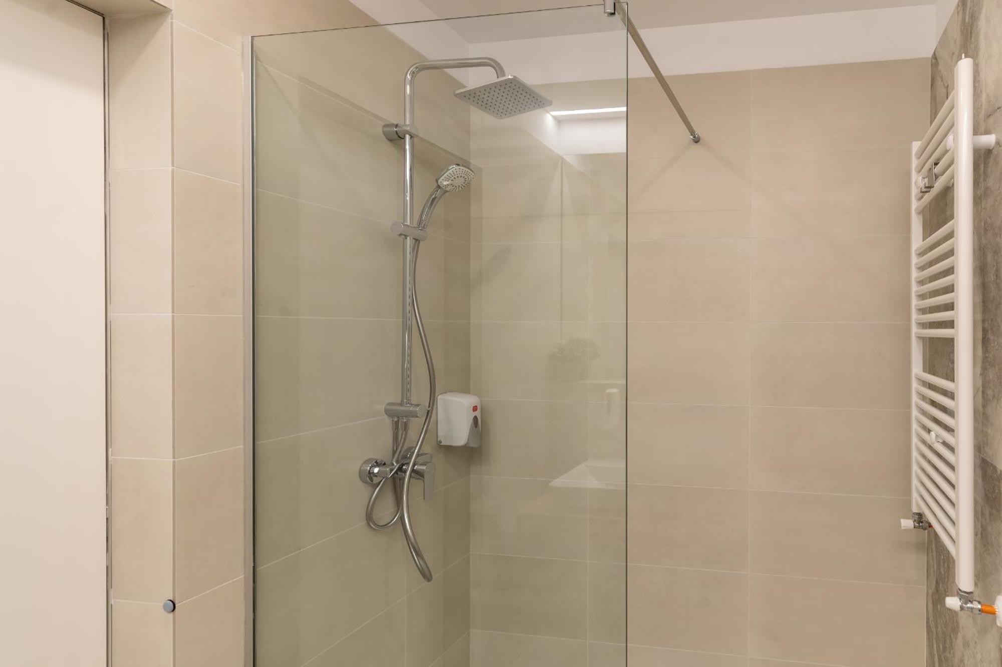 Stylish 1br With Balcony In Vibrant Business Area Appartamento Bucarest